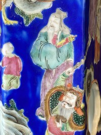 Paire de rares porte-chapeaux en porcelaine de Chine famille rose sur fond bleu &agrave; d&eacute;cor de 'huit immortels', marque et &eacute;poque de Tongzhi