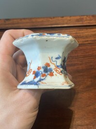 Een paar Chinese blauw-witte vazen en vier zoutvaten in blauw-wit, famille rose en Imari-stijl, Kangxi/Qianlong