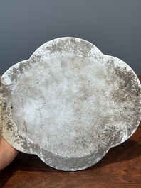 Paire de plaques en porcelaine de Chine famille rose &agrave; d&eacute;cor d'oiseaux parmi des branches fleuries, 19&egrave;me