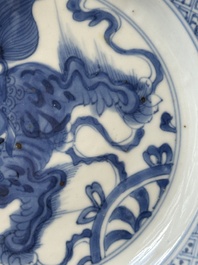 Een paar Chinese blauw-witte borden met boeddhistische leeuwen, ding merk, Kangxi