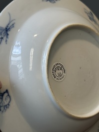 Een Chinees blauw-wit bord met 'Parasoldames' naar Cornelis Pronk, Qianlong