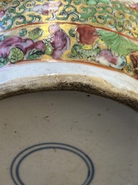 Paire de vases de forme rouleau en porcelaine de Chine famille rose de Canton, 19&egrave;me