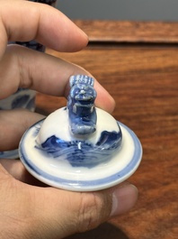 Garniture de cinq vases en porcelaine de Chine en bleu et blanc &agrave; d&eacute;cor de paysage, 19&egrave;me