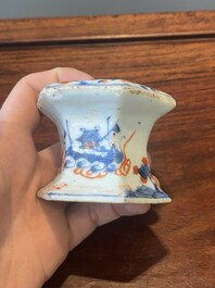 Een paar Chinese blauw-witte vazen en vier zoutvaten in blauw-wit, famille rose en Imari-stijl, Kangxi/Qianlong