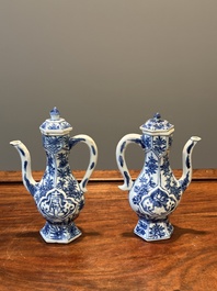 Deux verseuses couvertes en porcelaine de Chine en bleu et blanc, Kangxi