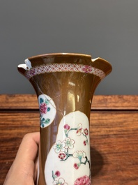 Garniture de cinq vases en porcelaine de Chine famille rose &agrave; d&eacute;cor floral sur fond brun capucin, Yongzheng/Qianlong