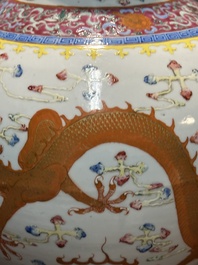Paire de vases de forme bouteille en porcelaine de Chine famille rose &agrave; d&eacute;cor de dragons, Tongzhi/Guangxu
