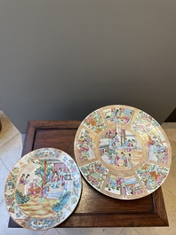 Twee Chinese Canton famille rose schotels met figuratief decor, 19e eeuw