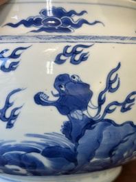 Een Chinese blauw-witte kom met mythische dieren, Kangxi