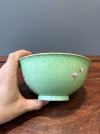 Een Chinese famille rose kom met sgraffito groene fondkleur, Qianlong merk en periode