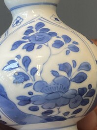 Een paar Chinese blauw-witte rozenwater sprenkelaars voor de islamitische markt, Kangxi