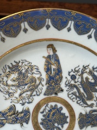 Een Chinees Canton blauw-ge&euml;mailleerd bord met verguld decor van figuren en draken, 19e eeuw
