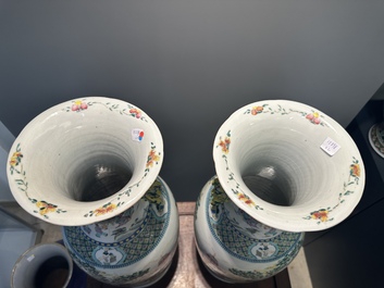 Paire de vases en porcelaine de Chine famille rose &agrave; d&eacute;cor narratif, 19&egrave;me