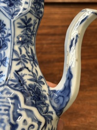 Deux verseuses couvertes en porcelaine de Chine en bleu et blanc, Kangxi