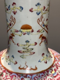 Paire de vases de forme bouteille en porcelaine de Chine famille rose &agrave; d&eacute;cor de dragons, Tongzhi/Guangxu