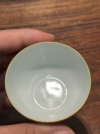 A fine Chinese pink-sgraffito-ground famille rose cup with floral design, Qianlong mark, 19th C.