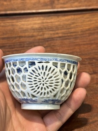 Een zeldzame Chinese opengewerkte dubbelwandige blauw-witte kop, Kangxi