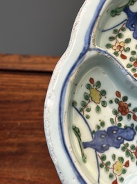 Een Chinese wucai confiserieschotel met floraal decor, Wanli