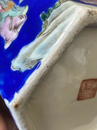 Paire de rares porte-chapeaux en porcelaine de Chine famille rose sur fond bleu &agrave; d&eacute;cor de 'huit immortels', marque et &eacute;poque de Tongzhi