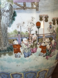Paire de beaux vases de forme lanterne en porcelaine de Chine famille rose &agrave; d&eacute;cor des 'cent gar&ccedil;ons', marque Yan Xi Tong He 燕囍同和, R&eacute;publique