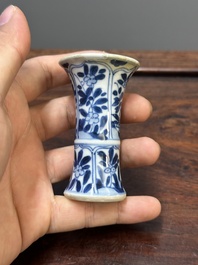 Deux coupes &agrave; pied et quatre vases miniatures de forme 'gu' en porcelaine de Chine en bleu et blanc, Kangxi