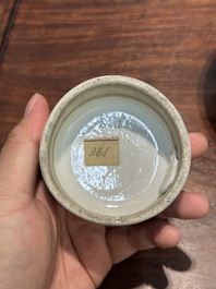 Pot couvert en porcelaine de Chine en bleu et blanc &agrave; d&eacute;cor floral, Kangxi