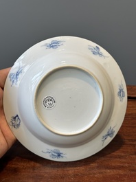 Een Chinees blauw-wit bord met 'Parasoldames' naar Cornelis Pronk, Qianlong