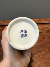 Garniture de cinq vases en porcelaine de Chine en bleu et blanc &agrave; d&eacute;cor de paysage, 19&egrave;me