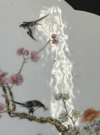Paire de plaques en porcelaine de Chine famille rose &agrave; d&eacute;cor d'oiseaux parmi des branches fleuries, 19&egrave;me