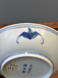 Een Chinees blauw-wit bord met lotusslingers, Guangxu merk en periode