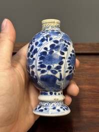 Vijf Chinese blauw-witte vazen, Kangxi