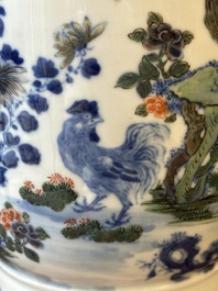 Vase de forme 'gu' en porcelaine de Chine doucai &agrave; d&eacute;cor de coq, marque de Qianlong, 19&egrave;me