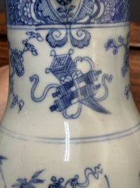 Twee Chinese blauw-witte dekselkannen met floraal decor, Yongzheng/Qianlong