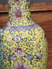 Een Chinese famille rose dubbele vaas met floraal decor, Qianlong merk, 19e eeuw