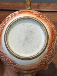 Rare th&eacute;i&egrave;re couverte en porcelaine de Chine en rouge de fer et dor&eacute; &agrave; d&eacute;cor de sc&egrave;ne europ&eacute;enne, Qianlong