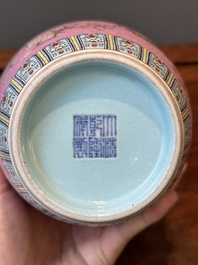 Een Chinese famille rose vaas met vlinders op roze sgraffito fond, Qianlong merk en mogelijk periode