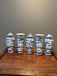 Garniture de cinq vases en porcelaine de Chine en bleu et blanc &agrave; d&eacute;cor de paysage, 19&egrave;me