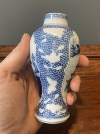 Een paar Chinese blauw-witte vazen en vier zoutvaten in blauw-wit, famille rose en Imari-stijl, Kangxi/Qianlong