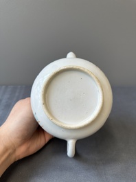 Une soupi&egrave;re couverte sur son support en porcelaine de Chine famille rose &agrave; d&eacute;cor mandarin et une th&eacute;i&egrave;re couverte, Qianlong