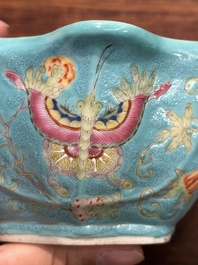 Een paar Chinese famille rose bladvormige kommen met vlinders op turquoise fondkleur, Jiaqing merk en periode