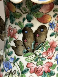 A pair of fine Chinese Canton famille rose 'Water Margin 水滸傳' vases, 19th C.