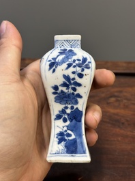 Deux vases, deux pichets miniatures et une bo&icirc;te &agrave; th&eacute; en porcelaine de Chine en bleu et blanc, Kangxi