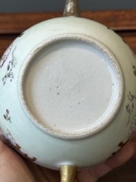 Een Chinese vergulde famille rose theepot, Yongzheng
