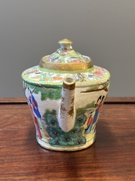 Twee fijne Chinese Canton famille rose theepotten, 19e eeuw