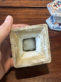 Een paar Chinese blauw-witte vazen en vier zoutvaten in blauw-wit, famille rose en Imari-stijl, Kangxi/Qianlong