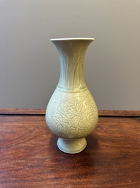 Vase en porcelaine de Chine en c&eacute;ladon monochrome &agrave; d&eacute;cor floral incis&eacute;, Kangxi