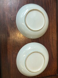 Paire d'assiettes en porcelaine de Chine de style Kakiemon d&eacute;cor&eacute;es aux Pays-Bas, 18&egrave;me