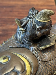 Bo&icirc;te couverte en bronze partiellement dor&eacute;e figurant Ebisu sur une dorade, Japon, sign&eacute;e Miyao Zo, Meiji, vers 1880
