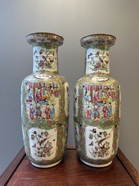 Paire de vases de forme rouleau en porcelaine de Chine famille rose de Canton, 19&egrave;me