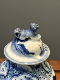 Garniture de cinq vases en porcelaine de Chine en bleu et blanc &agrave; d&eacute;cor de paysage, 19&egrave;me